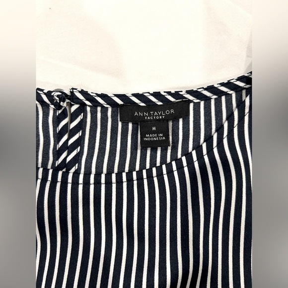 Beautiful Ann Taylor Factory Navy and White Stripe Top 3/4 sleeve Size medium - Picture 6 of 9